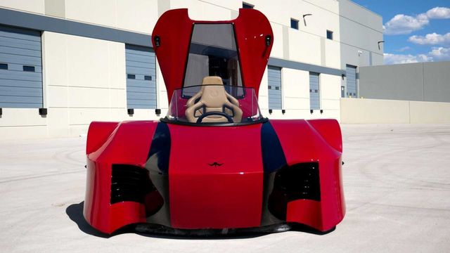 У мережі показали футуристичний кабріолет без коліс: він вміє літати над водою - фото 475090