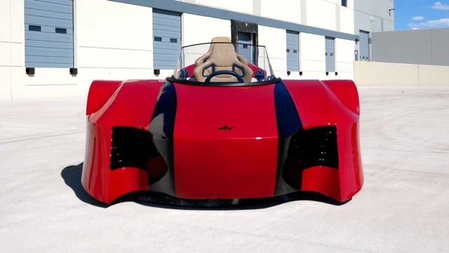 У мережі показали футуристичний кабріолет без коліс: він вміє літати над водою - фото 475093