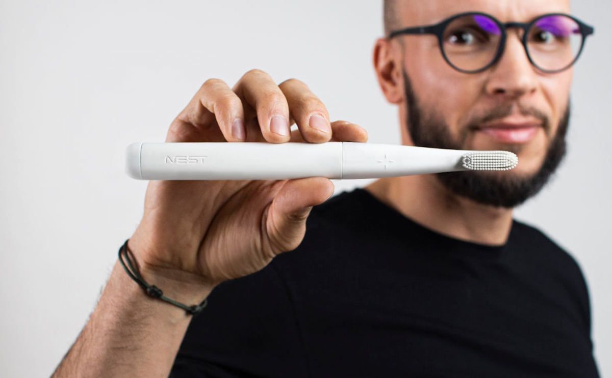 Ентузіасти створили зубну щітку, яка сама себе чистить і уже містить пасту