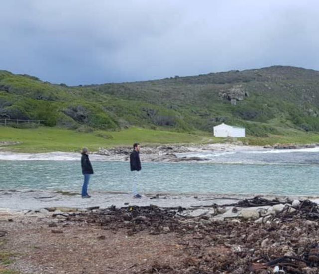 На новій оптичній ілюзії хлопець позував у 'невидимих' джинсах - фото 475510
