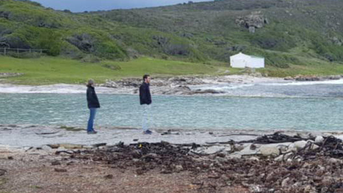 На новій оптичній ілюзії хлопець позував у "невидимих" джинсах - фото 1