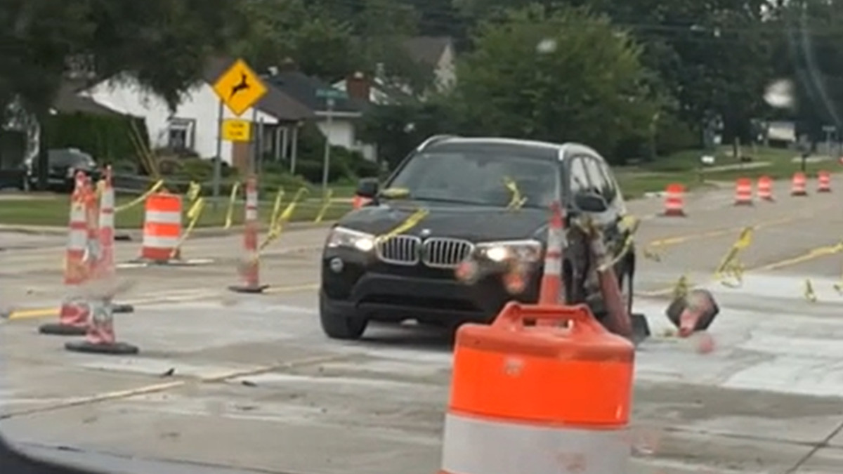 Горе-водій BMW відзначився на дорозі, проігнорувавши ремонтні роботи: епічне відео - фото 1