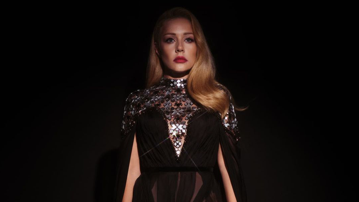 Тіна Кароль приголомшила розкішною сукнею з пікантним розрізом