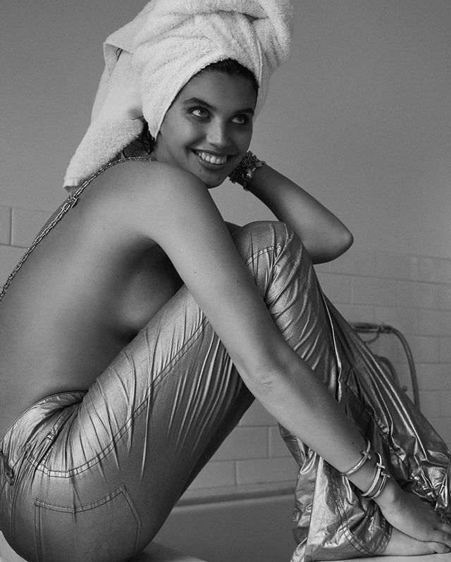 Модель Victoria's Secret Сара Сампайо заінтригувала голими фото у ванні - фото 475726