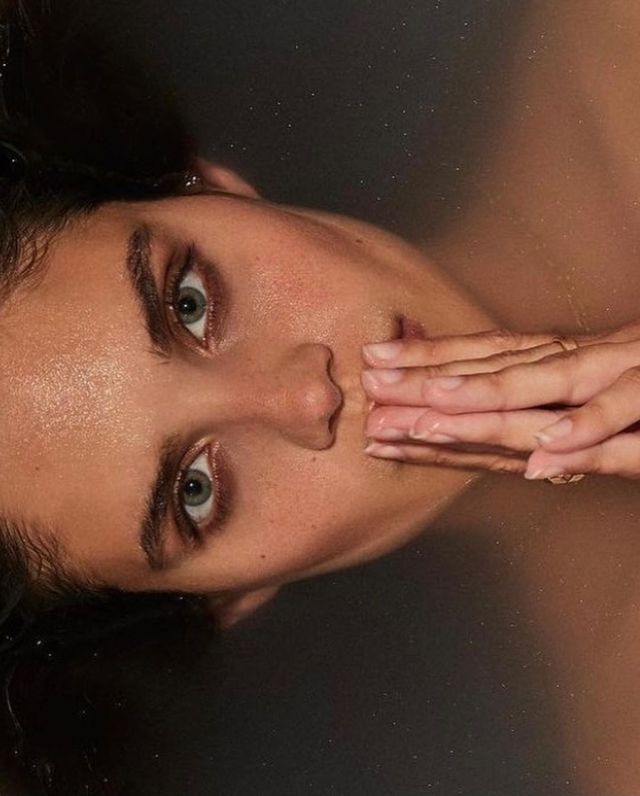 Модель Victoria's Secret Сара Сампайо заінтригувала голими фото у ванні - фото 475728