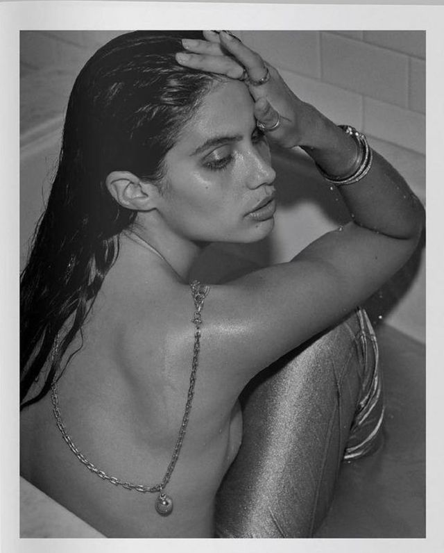 Модель Victoria's Secret Сара Сампайо заінтригувала голими фото у ванні - фото 475729