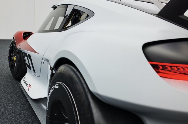 Нове 1100-сильне купе від Porsche демонструє низку інноваційних рішень - фото 475852