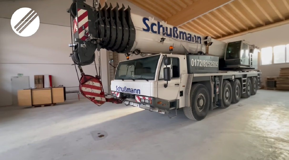 Автокран розігнали до максимальної швидкості - фото 1