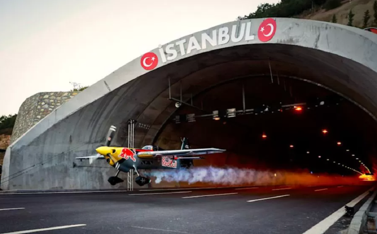Пілот встановив рекорд Гіннеса, пролетівши на літаку через 1700-метровий тунель: відео