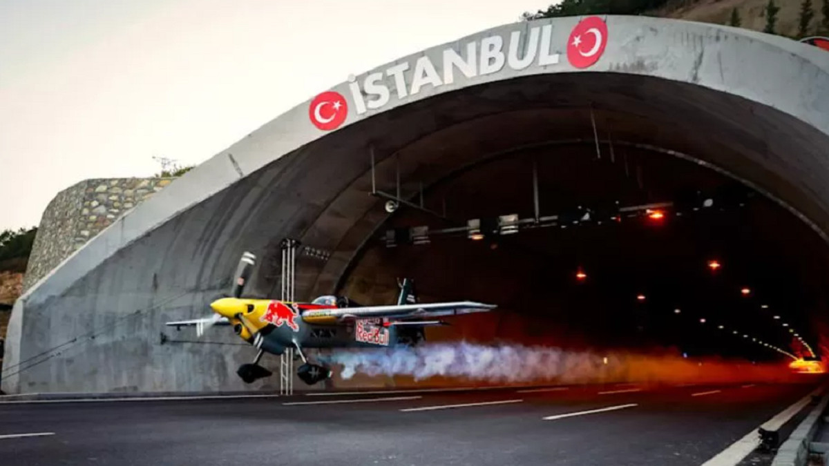 Пілот встановив рекорд Гіннеса, пролетівши на літаку через 1700-метровий тунель: відео - фото 1