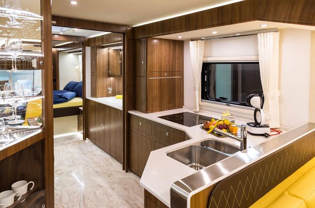 У Німеччині показали розкішний дім на колесах з гаражем для Bugatti Chiron - фото 476018