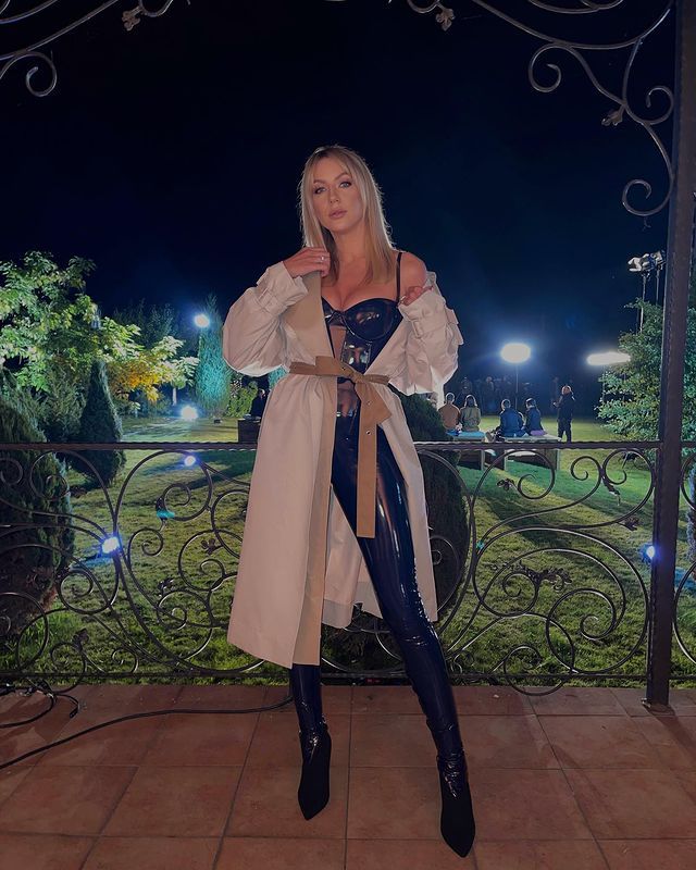 Епатажна Леся Нікітюк вразила шанувальників сміливим латексним нарядом - фото 476094