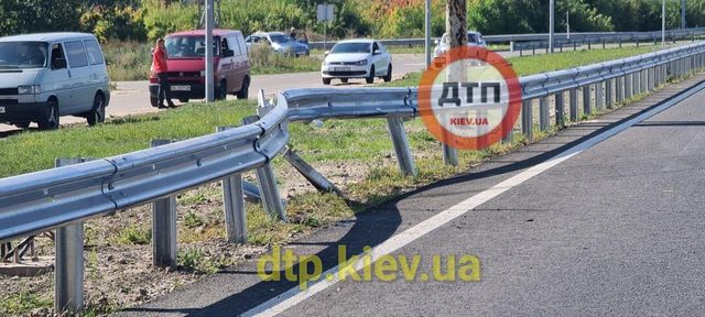 Біля Києва знову розтрощили спорткар: фото аварії Porsche 911 - фото 476145