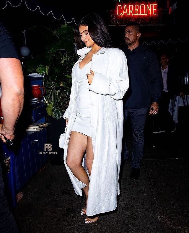 Вагітна Кайлі Дженнер зявилася на публіці крихітному латексному платті: епатажні фото - фото 476162