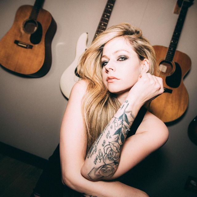 Найгарячіші образи Авріл Лавін за всю кар'єру: добірка фото іменинниці (18+) - фото 476324