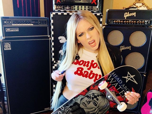 Найгарячіші образи Авріл Лавін за всю кар'єру: добірка фото іменинниці (18+) - фото 476327