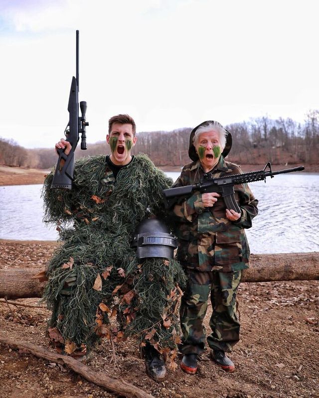 Забудь про вік: 95-річна бабуся та онук підкорюють мережу крутими образами - фото 476359