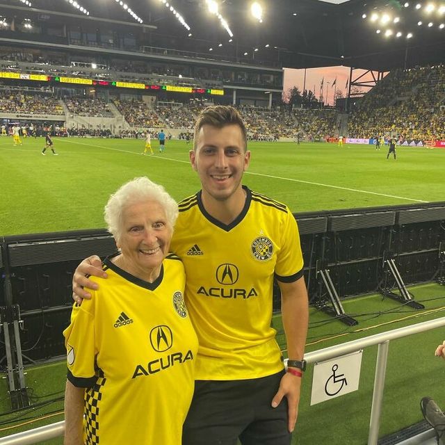 Забудь про вік: 95-річна бабуся та онук підкорюють мережу крутими образами - фото 476372