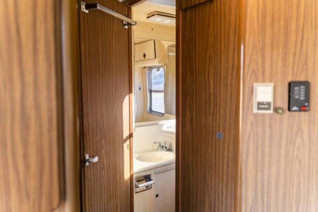 У США продають розкішний будинок на колесах 70-х років - фото 476460