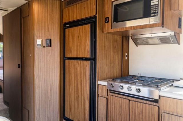 У США продають розкішний будинок на колесах 70-х років - фото 476461