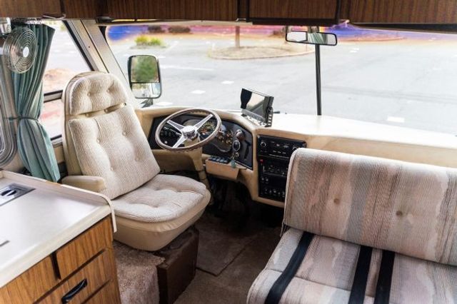 У США продають розкішний будинок на колесах 70-х років - фото 476462