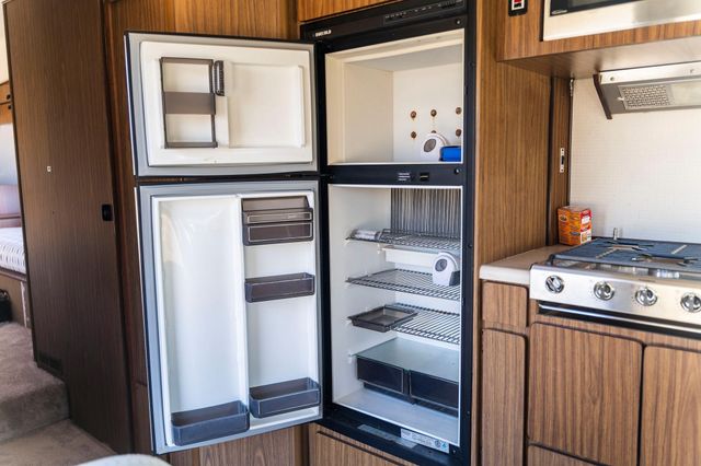 У США продають розкішний будинок на колесах 70-х років - фото 476463