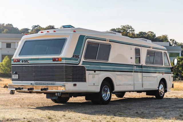 У США продають розкішний будинок на колесах 70-х років - фото 476464