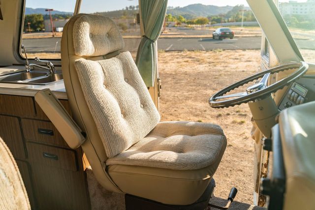 У США продають розкішний будинок на колесах 70-х років - фото 476468