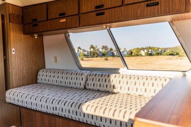 У США продають розкішний будинок на колесах 70-х років - фото 476469