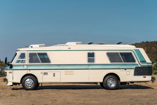 У США продають розкішний будинок на колесах 70-х років - фото 476470