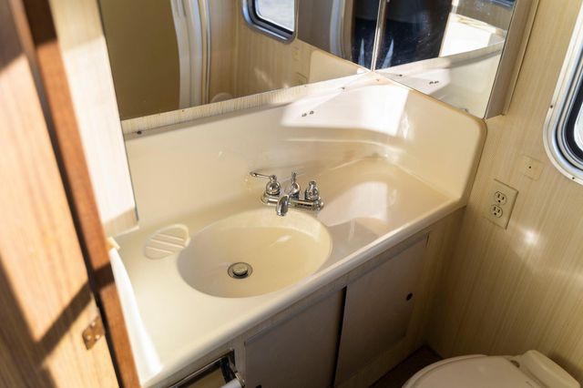 У США продають розкішний будинок на колесах 70-х років - фото 476471