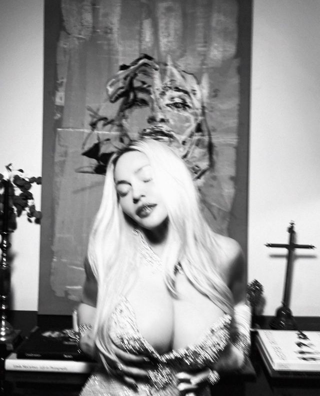 63-річна Мадонна оголила груди під час еротичної фотосесії у ліжку: 18+ - фото 476477