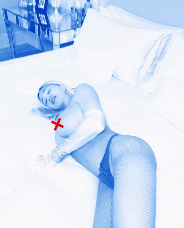 63-річна Мадонна оголила груди під час еротичної фотосесії у ліжку: 18+ - фото 476480