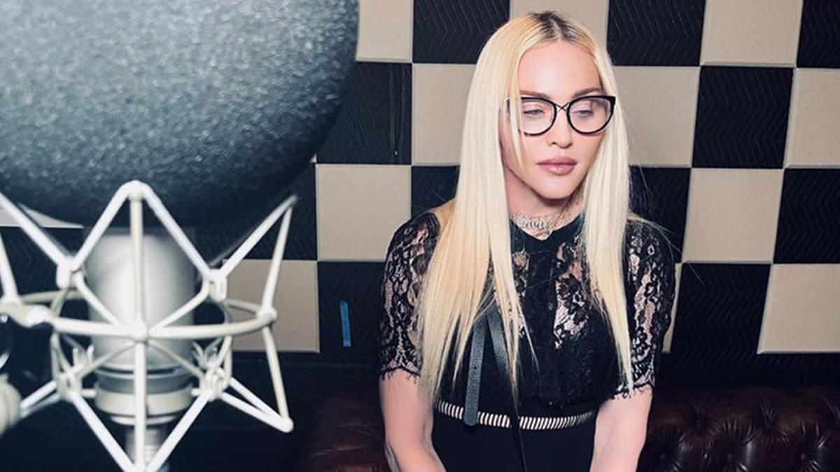 63-річна Мадонна оголила груди під час еротичної фотосесії у ліжку: 18+