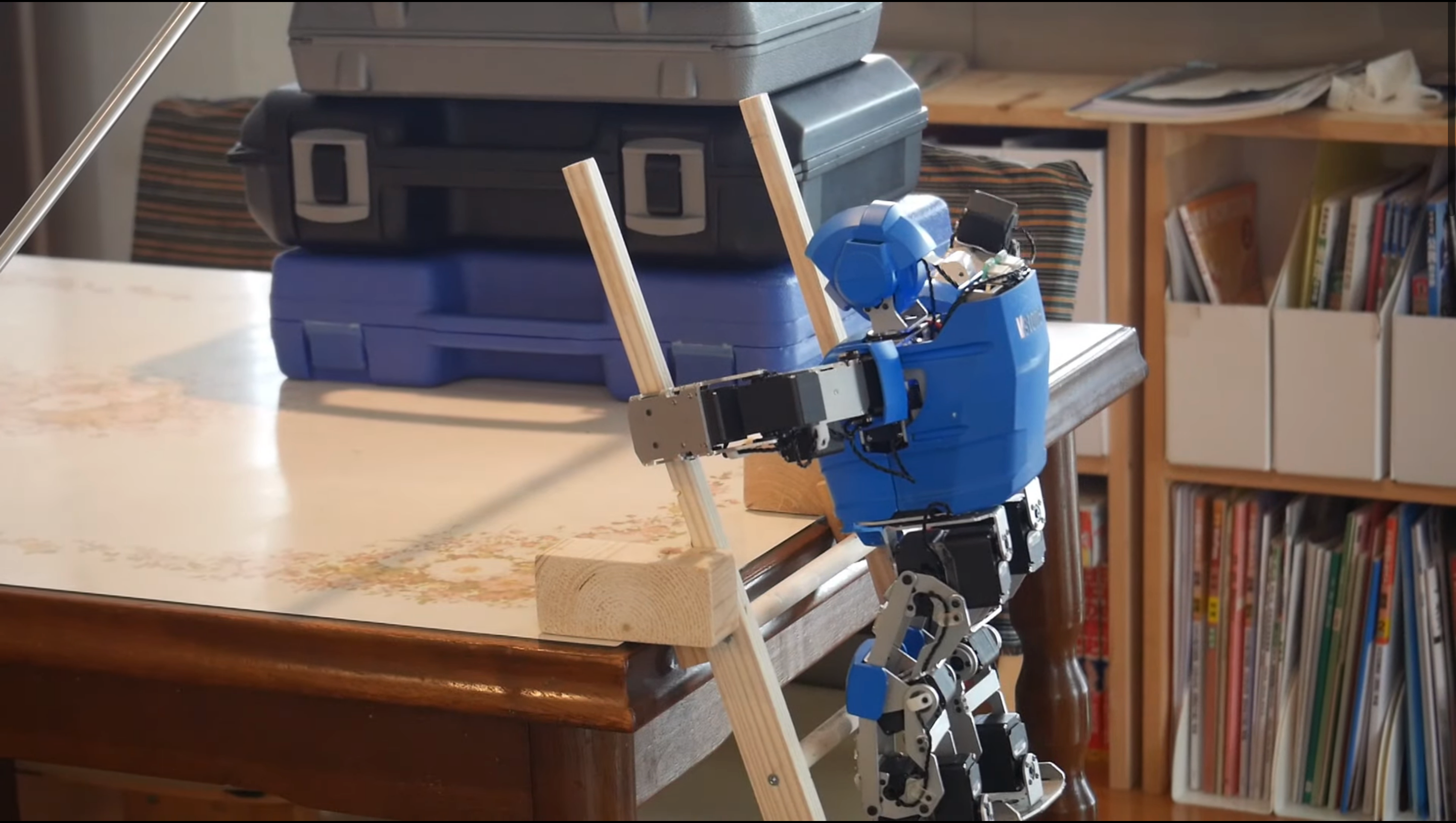 Людиноподібного робота навчили підійматися драбиною: кумедне відео