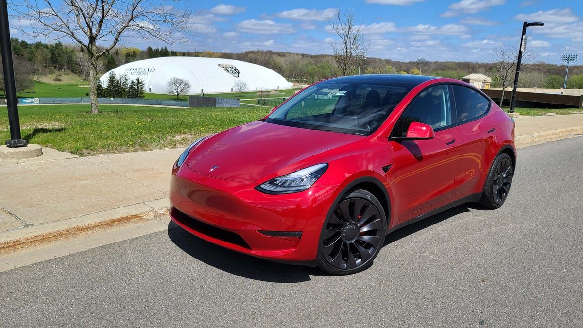 Електромобіль Tesla Model Y оснастили бензиновим мотором і гібридним приводом