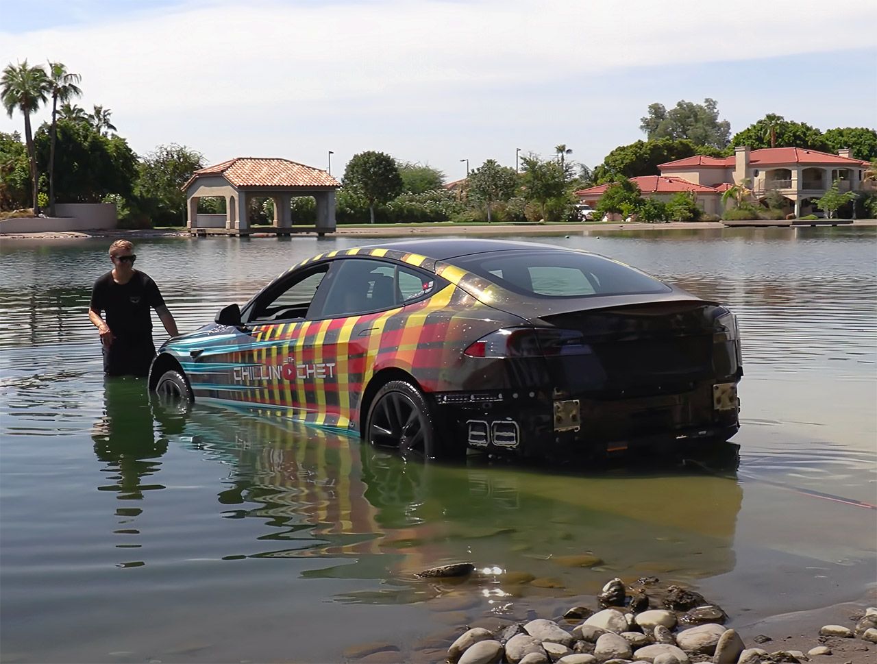 Швидкісна Tesla Model S переплила басейн: відео не для слабкодухих