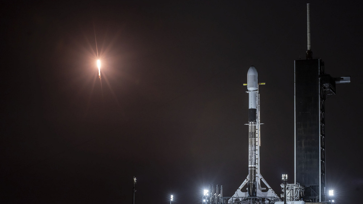У SpaceX запустили на орбіту нову групу супутників Starlink: відео - фото 1