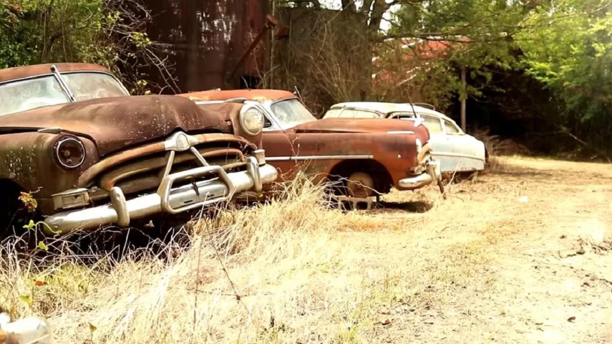 У Техасі знайшли ферму зі 100 стародавніми автомобілями, серед яких є й дуже рідкісні - фото 1