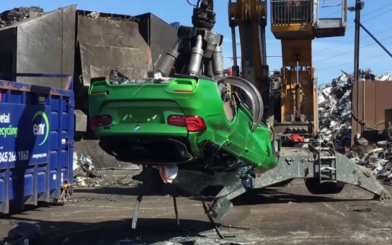 У Британії знищили BMW M3, зібрану з викрадених авто: відео, яке боляче дивитися