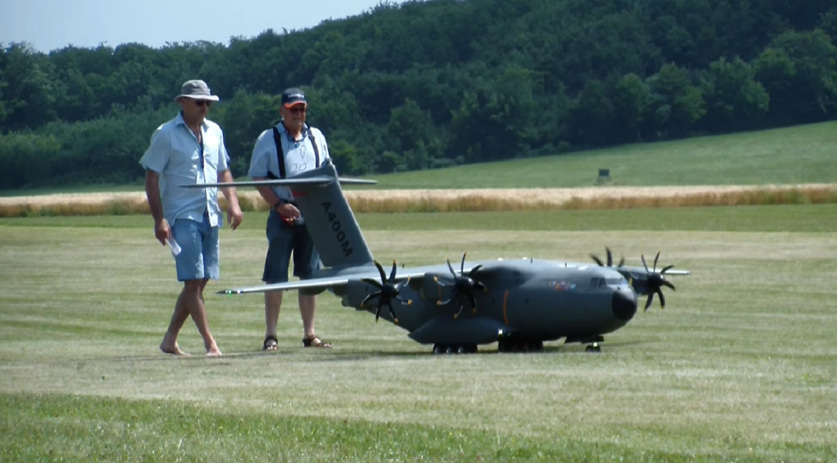 Подивіться на політ зменшеної копії Airbus A400M на радіоуправлінні: відео