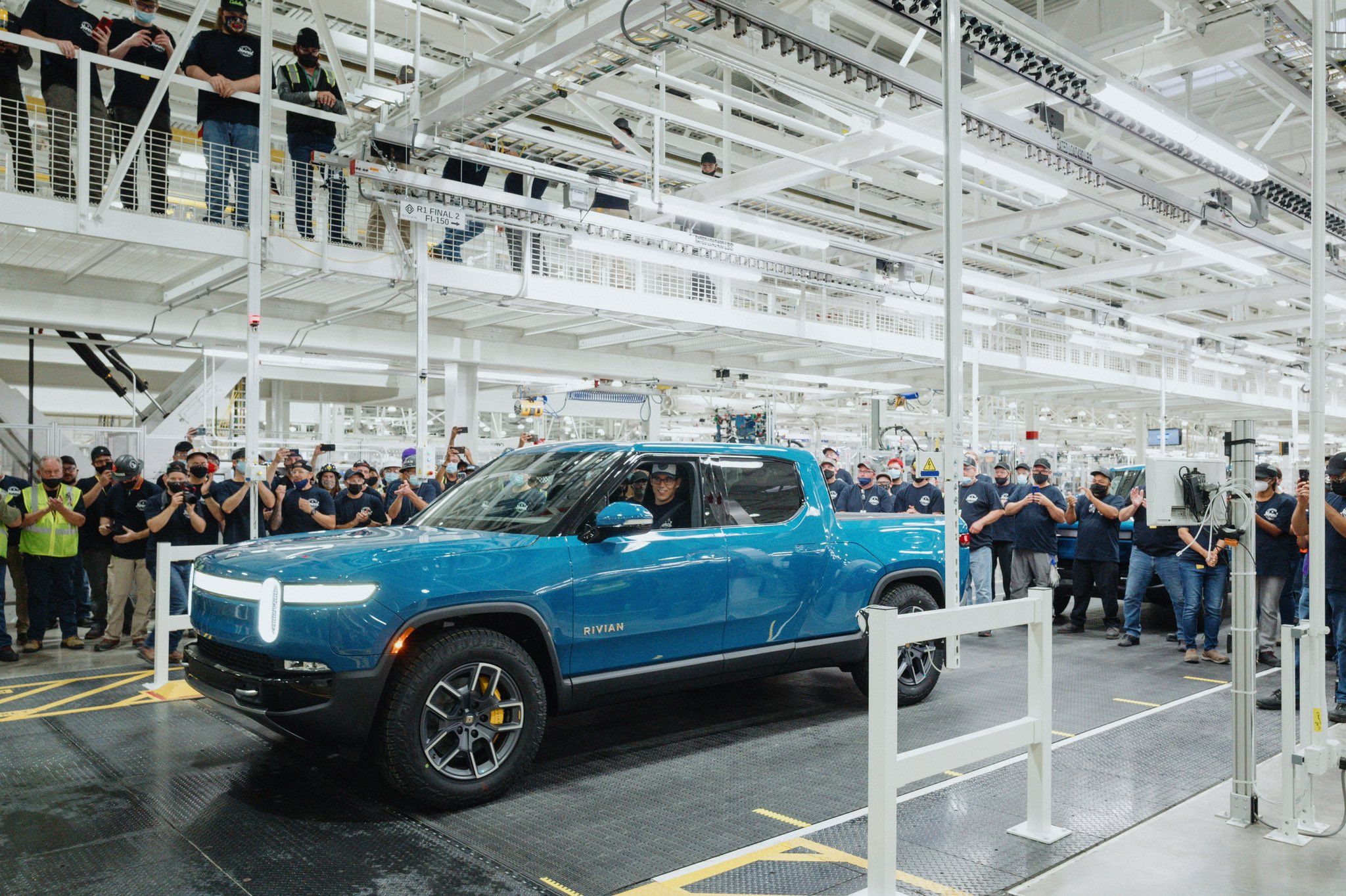Rivian випередила Tesla: вона першою запустила збірку електричного пікапа