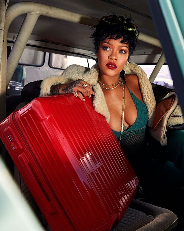 Ріанна знялася у кампанії Rimowa: стильні фото співачки - фото 477197