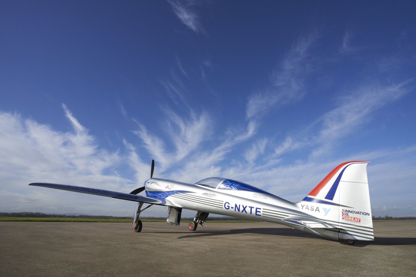 Електричний літак Rolls-Royce здійснив свій перший політ: відеофакт