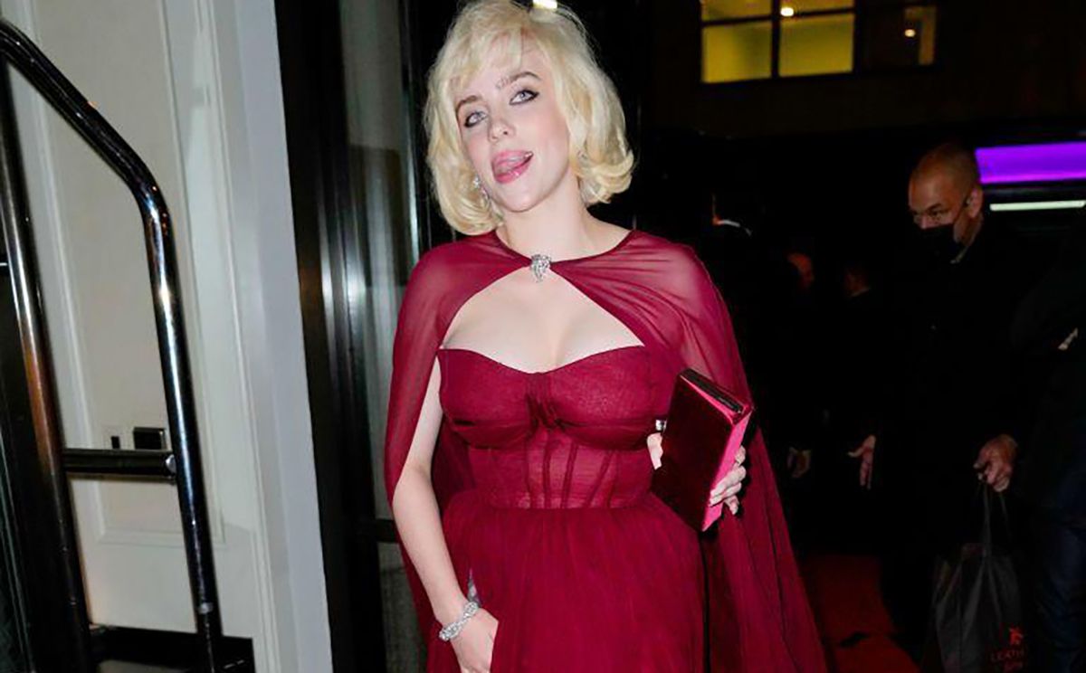 Біллі Айліш у сукні з глибоким розрізом оголила інтимне тату