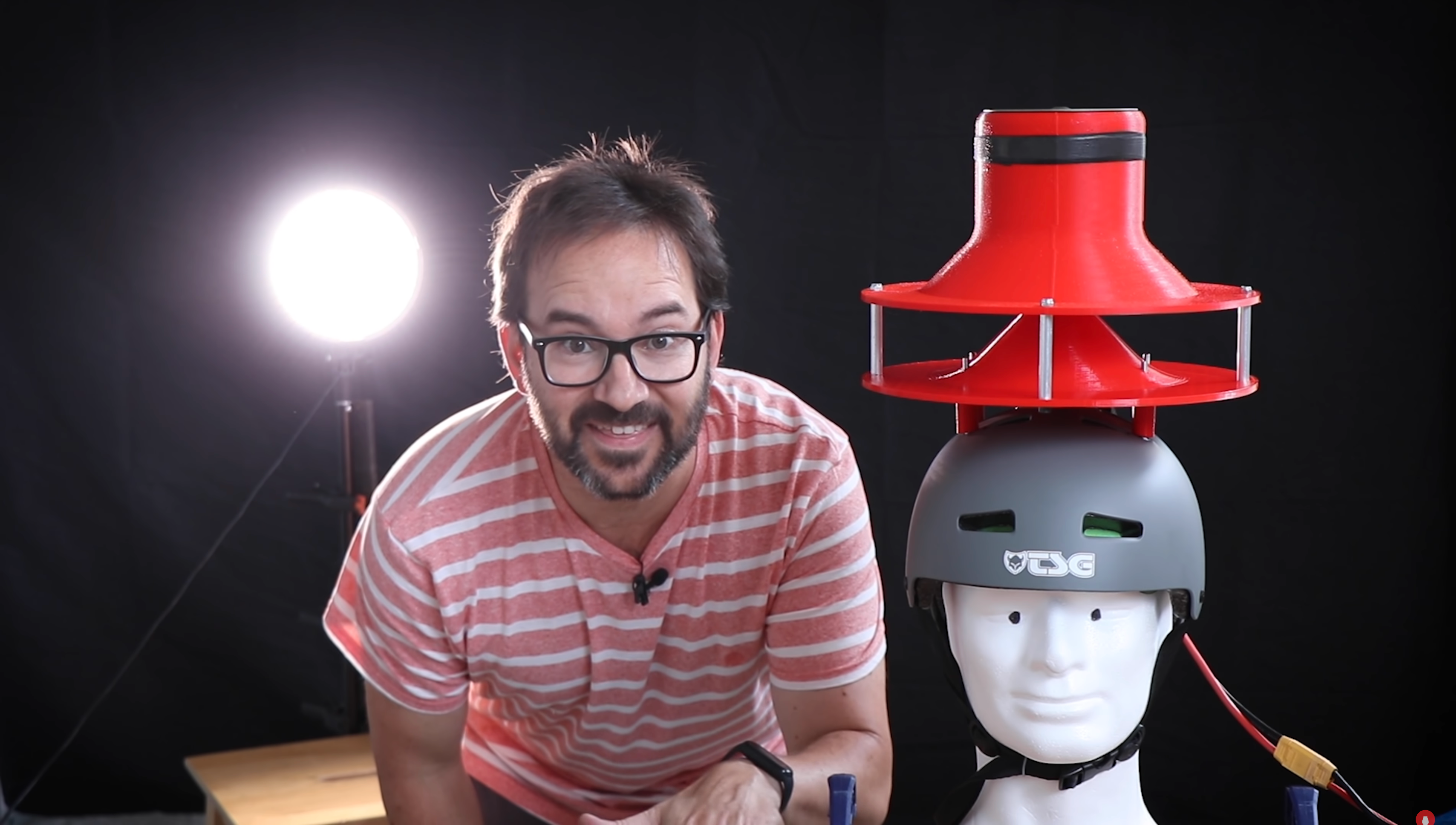 Ентузіаст розробив шолом, який дозволив йому забути про парасолю: епічне відео