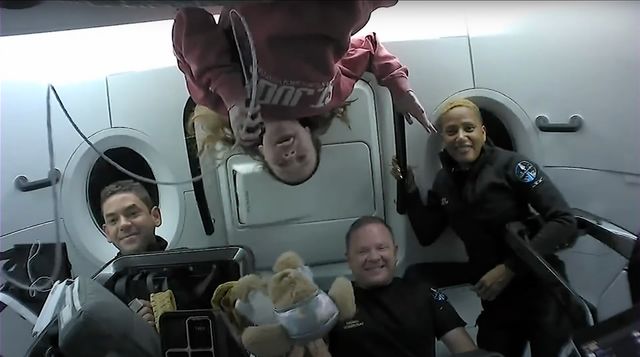 Crew Dragon Ілона Маска з космічними туристами повернувся на Землю - фото 477473