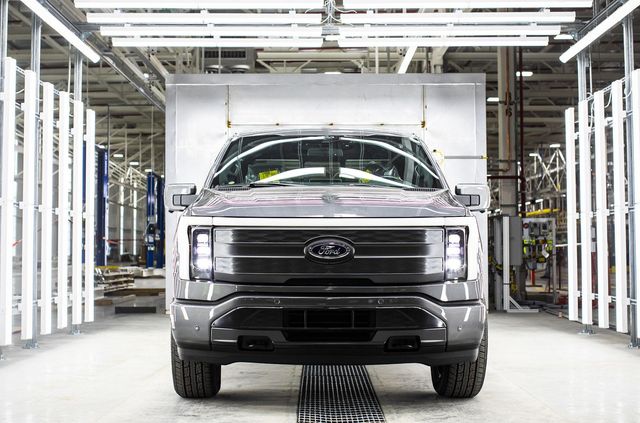 Tesla продовжує пасти задніх: Ford запустив збірку електропікапів F-150 Lightning - фото 477517
