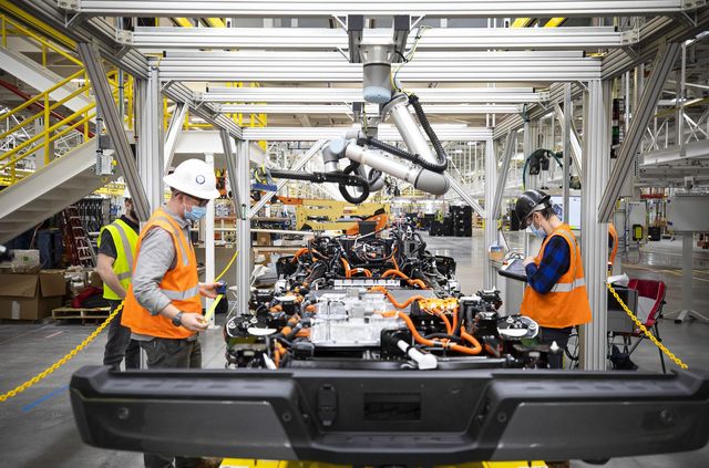 Tesla продовжує пасти задніх: Ford запустив збірку електропікапів F-150 Lightning - фото 477518