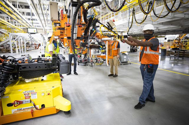 Tesla продовжує пасти задніх: Ford запустив збірку електропікапів F-150 Lightning - фото 477521